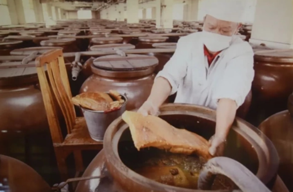 广东"奇酒"玉冰烧,原料中竟然添加了肥猪肉,网友:这酒能喝?