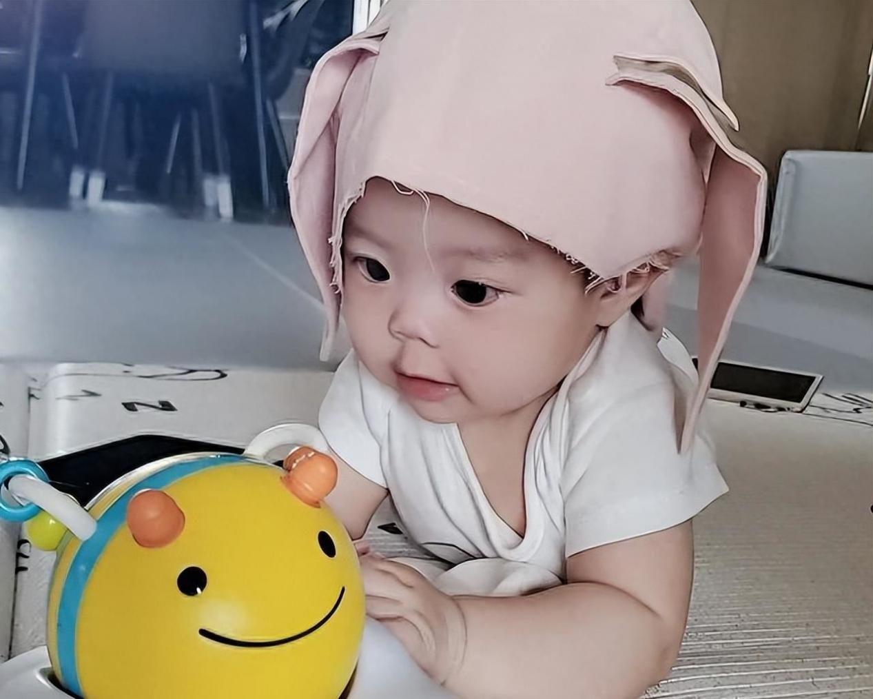 罗志祥经纪人产后露面被言承旭搂在胸前,小猪失势她却依旧吃得开