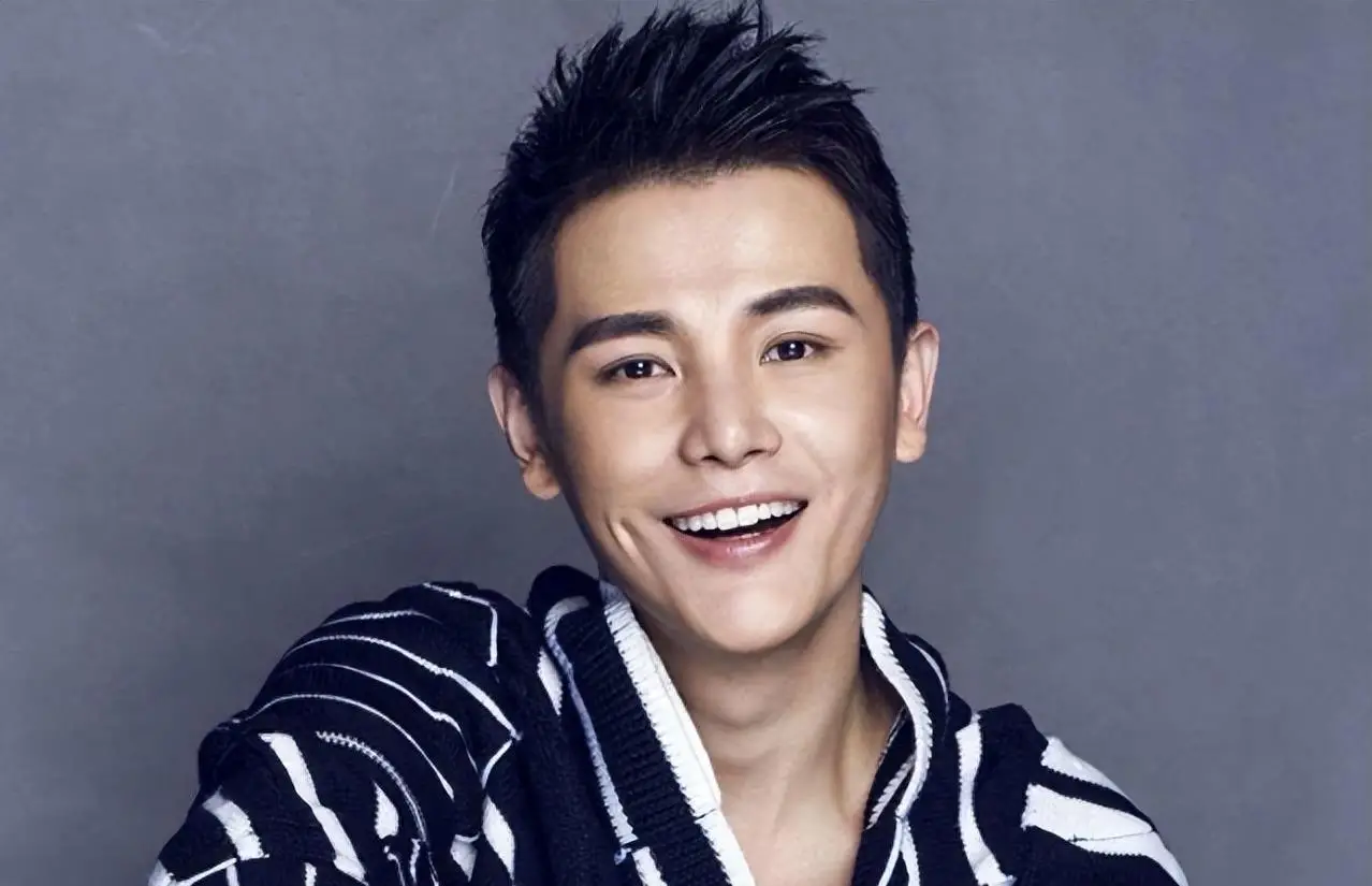 孙坚王霏霏游景德镇被偶遇,男方面部僵化无表情,被疑过度填充