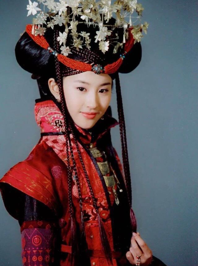 讲真,这个"南诏国公主"造型很丑,只能靠刘亦菲"颜值"撑!