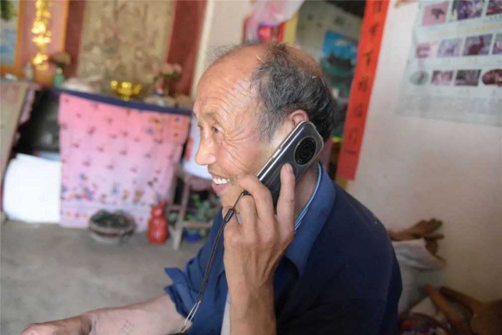 两千公里路,儿子却给我买绿皮火车无座票,听到他咆哮,我懂了