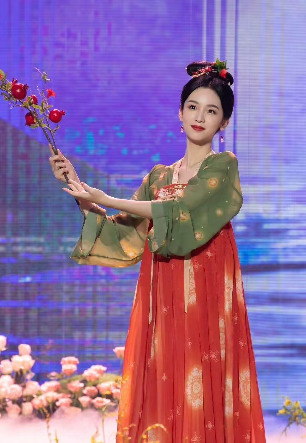 周也颜值没得挑,显老又土气的"红配绿"汉服,也能轻松驾驭