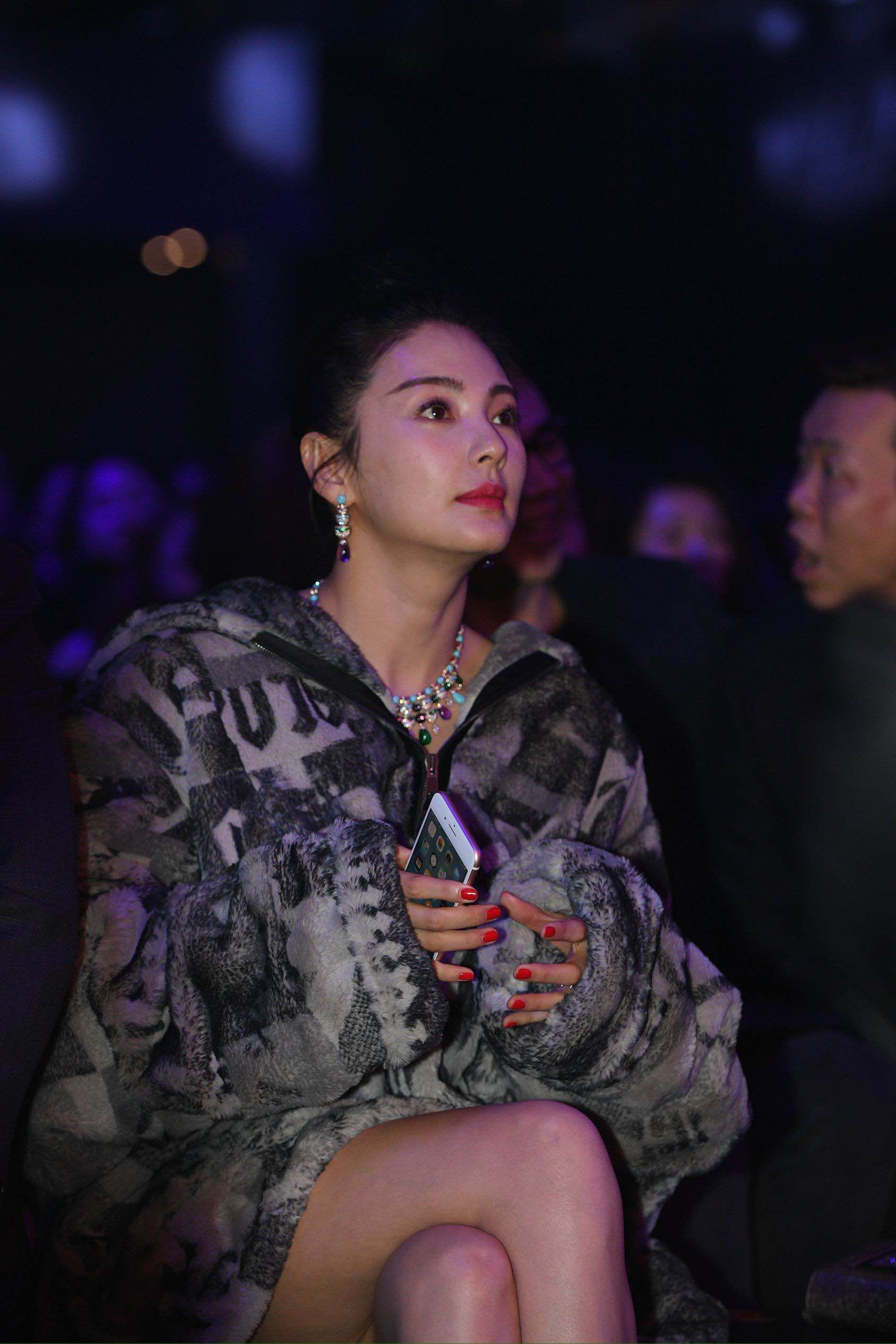 张雨绮越来越"少女"了,在生图镜头下,比20岁还像20岁!