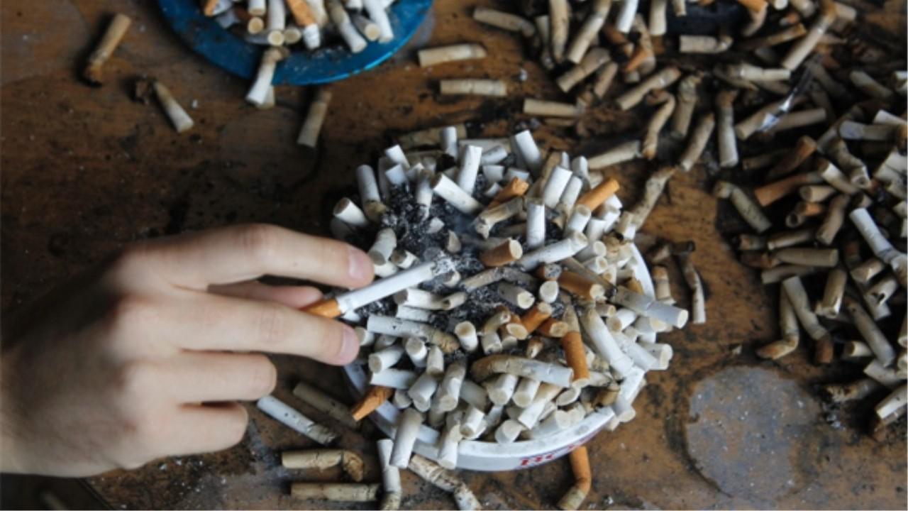 中国小伙在印度旅游,开口要买一整盒烟,印度商贩:你在逗我玩吗