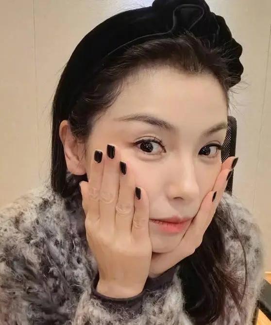 刘涛对镜晒美甲自拍姿势可爱 戴黑框眼镜笑容温婉