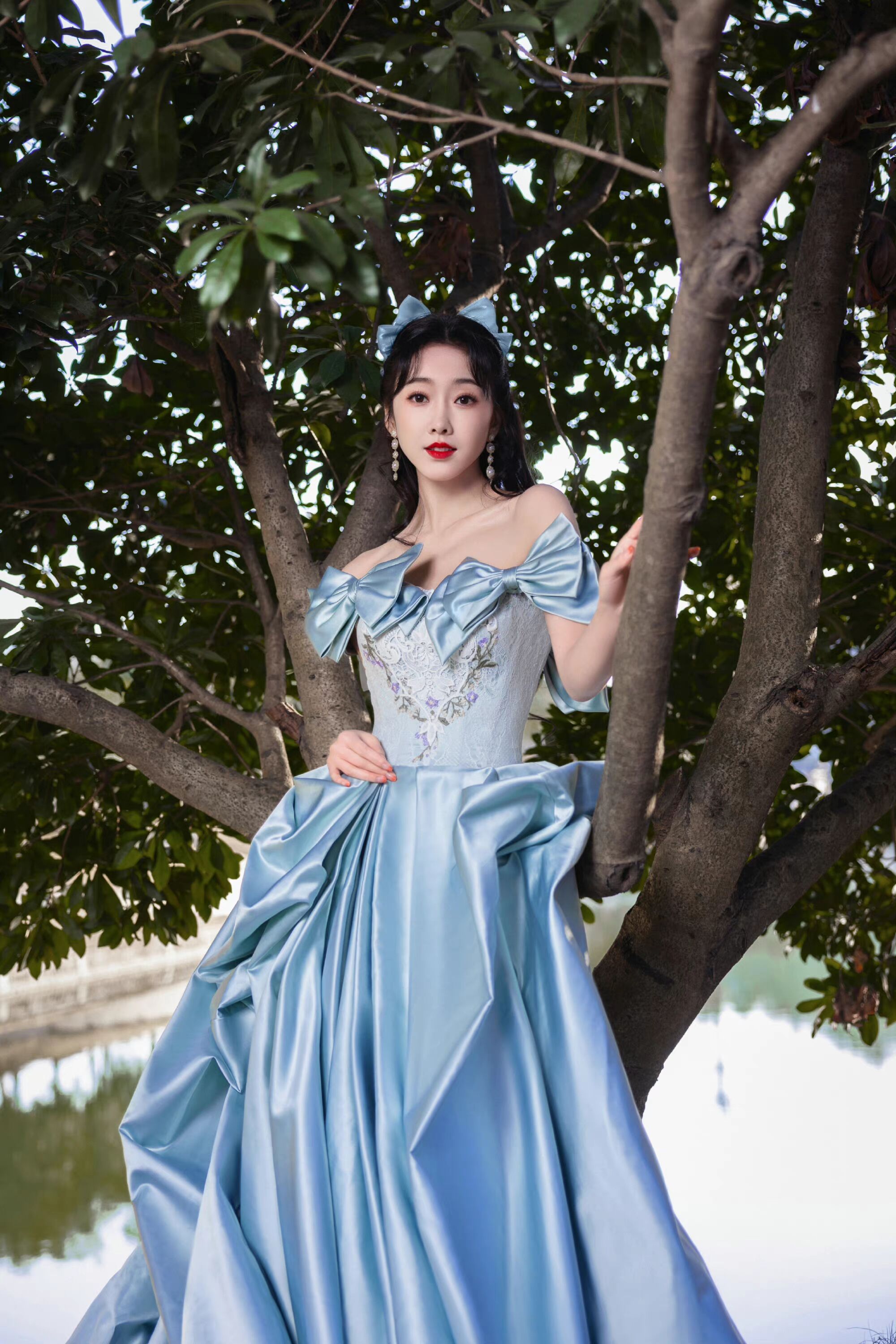 这才是真正的"在逃公主"!穿上蓝色礼服裙的宣璐,好让人心动