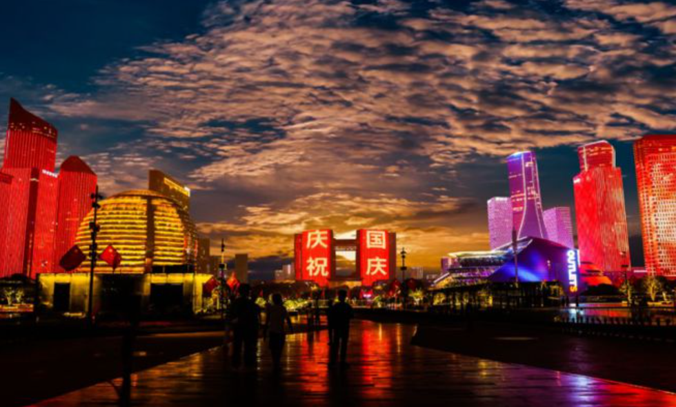 杭州户外广告如何投放?钱江新城环球天幕灯光秀广告投放形式分析