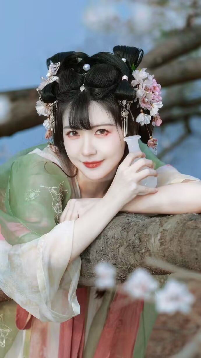 赖美云"汉服"造型美出圈,网友直言:不演古装剧可惜了!