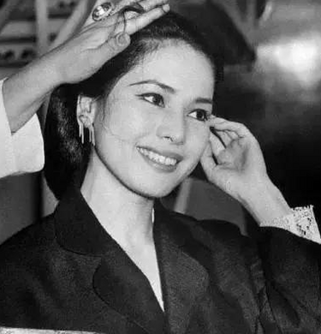 黛薇夫人的人生经历充满波折,贫困中成长,15岁进入演艺圈,后成为"第一