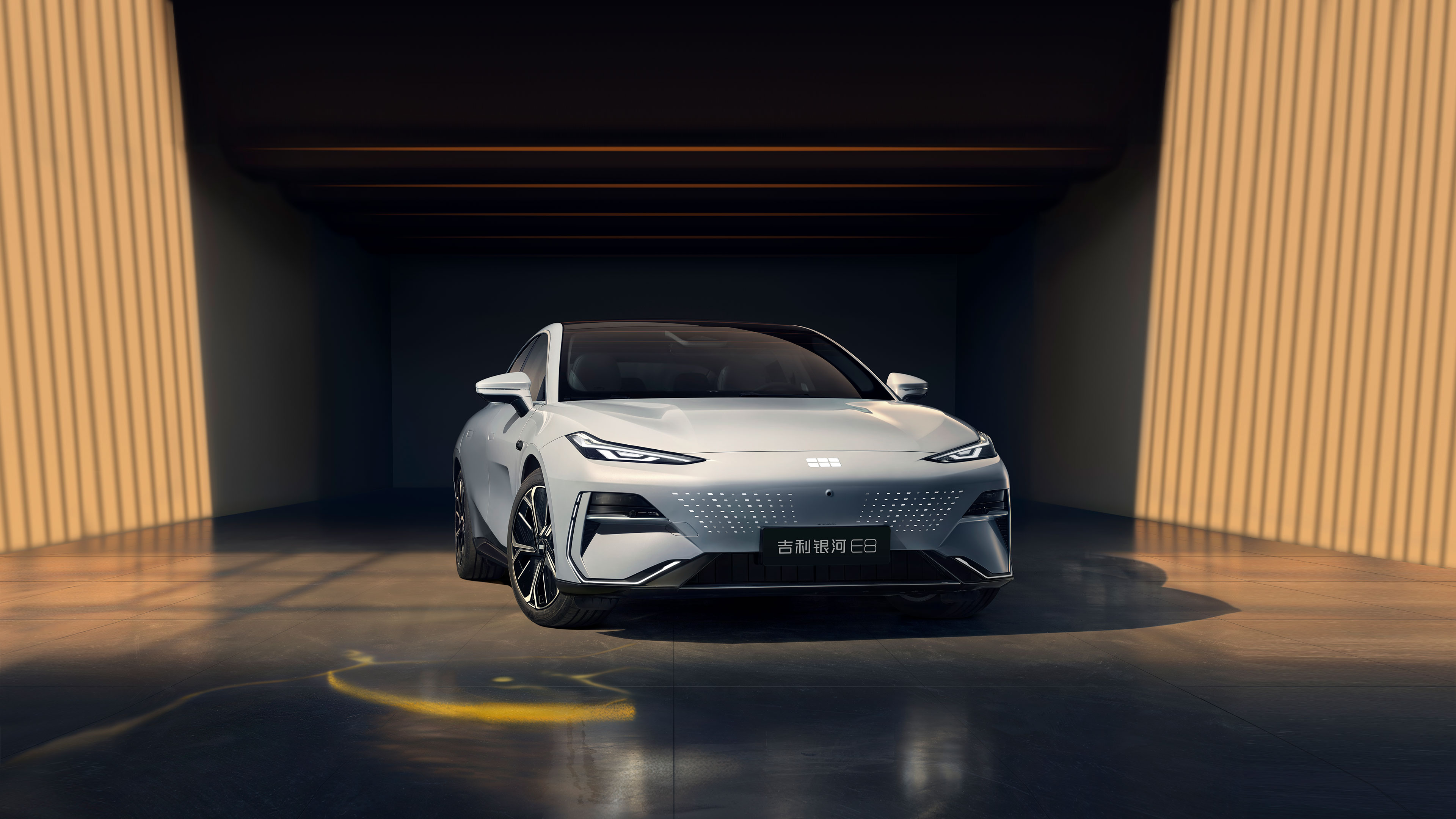 "吉利王"亮相,长超5米配45寸8k屏幕,浩瀚架构首款三厢轿车