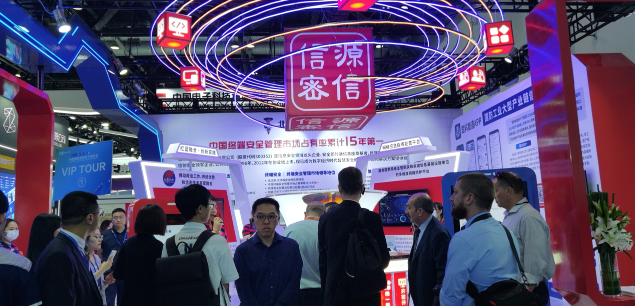 "网红钉子人"现身第十二届中国国际国防电子展览会