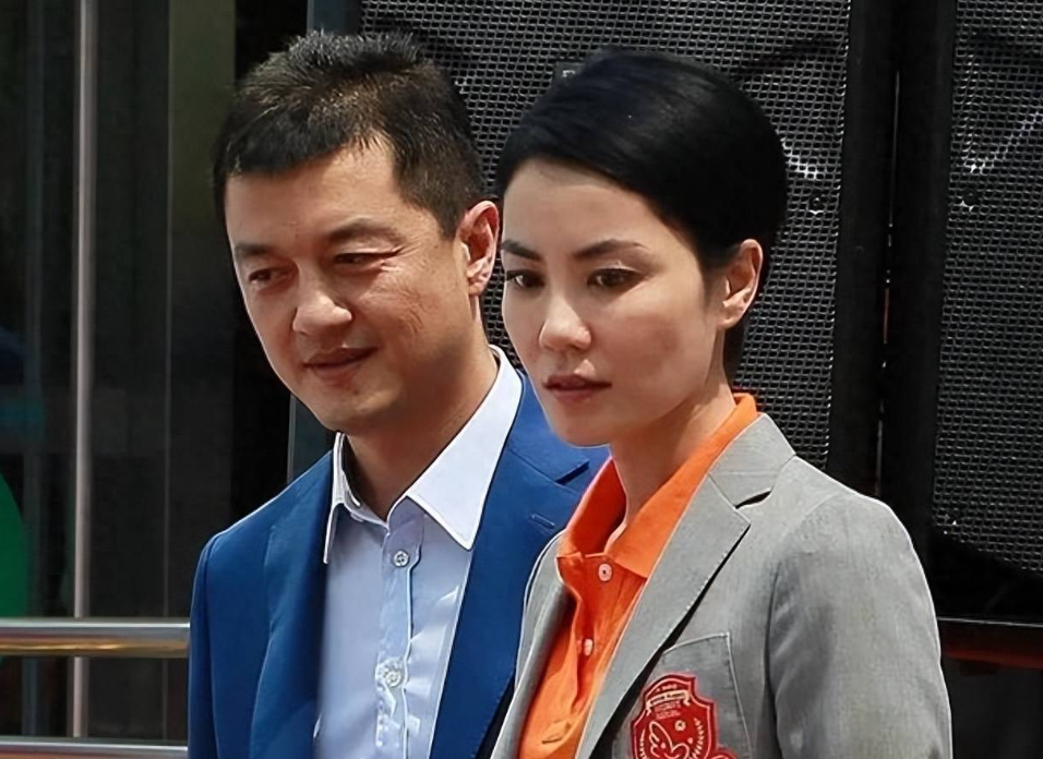 王菲梁朝伟再合体!刘嘉玲不介意天后靠老公肩膀,年过半百仍俏皮