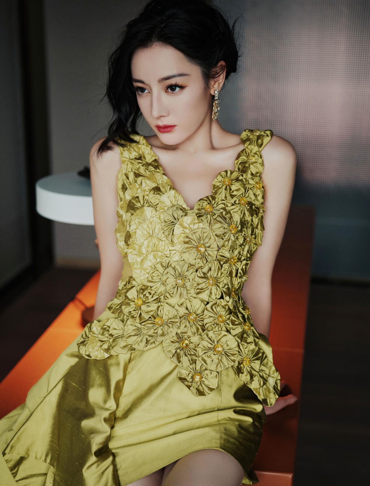 迪丽热巴黄绿色礼服惊艳,花瓣细节展现别样韵味