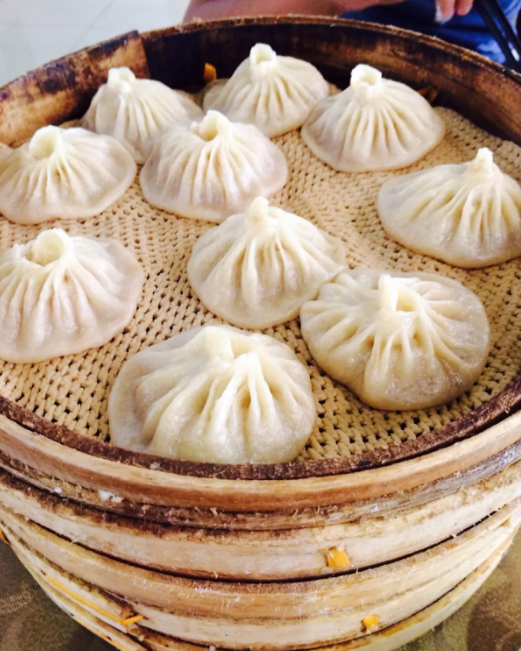 河南美食开封灌汤包:喝汤不仅是喝汤,还是一种新颖的艺术体验!