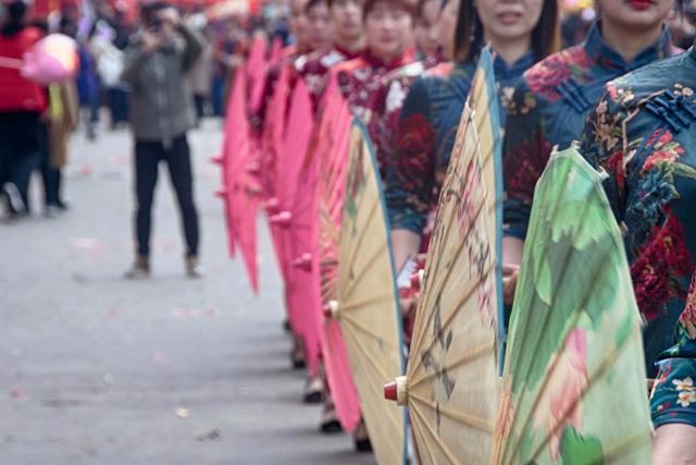 穆阳油纸伞,走在街道上,风情万种