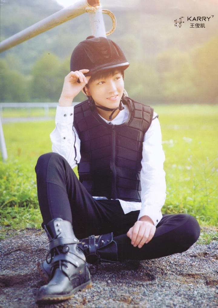 王俊凯这套骑马装清秀又俊朗,中世纪贵族小王子的既视感