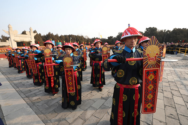"侍卫仪仗"前后拥护.