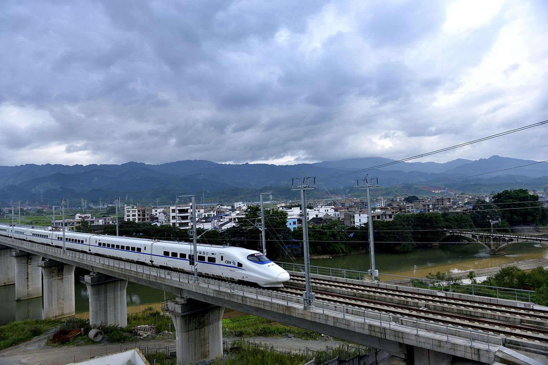 南玉铁路是广西首条自主投资建设的时速350公里的高速铁路,是南宁至