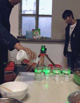 搞笑gif:老龟驮人,只是没办法过河这估计一下子都沉下去了!
