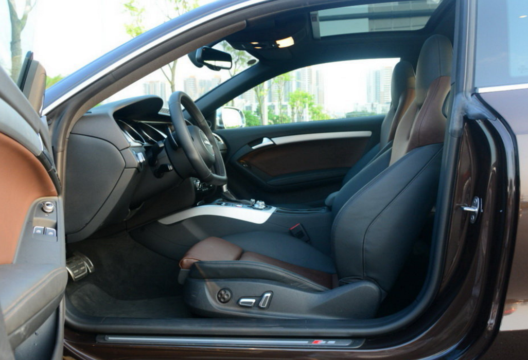 外观个性十足,很有运动气息,这款奥迪(进口)-奥迪s5,坐久不累