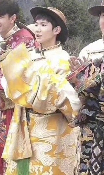 王源藏装综艺路透,高糊也挡不住源哥的帅气