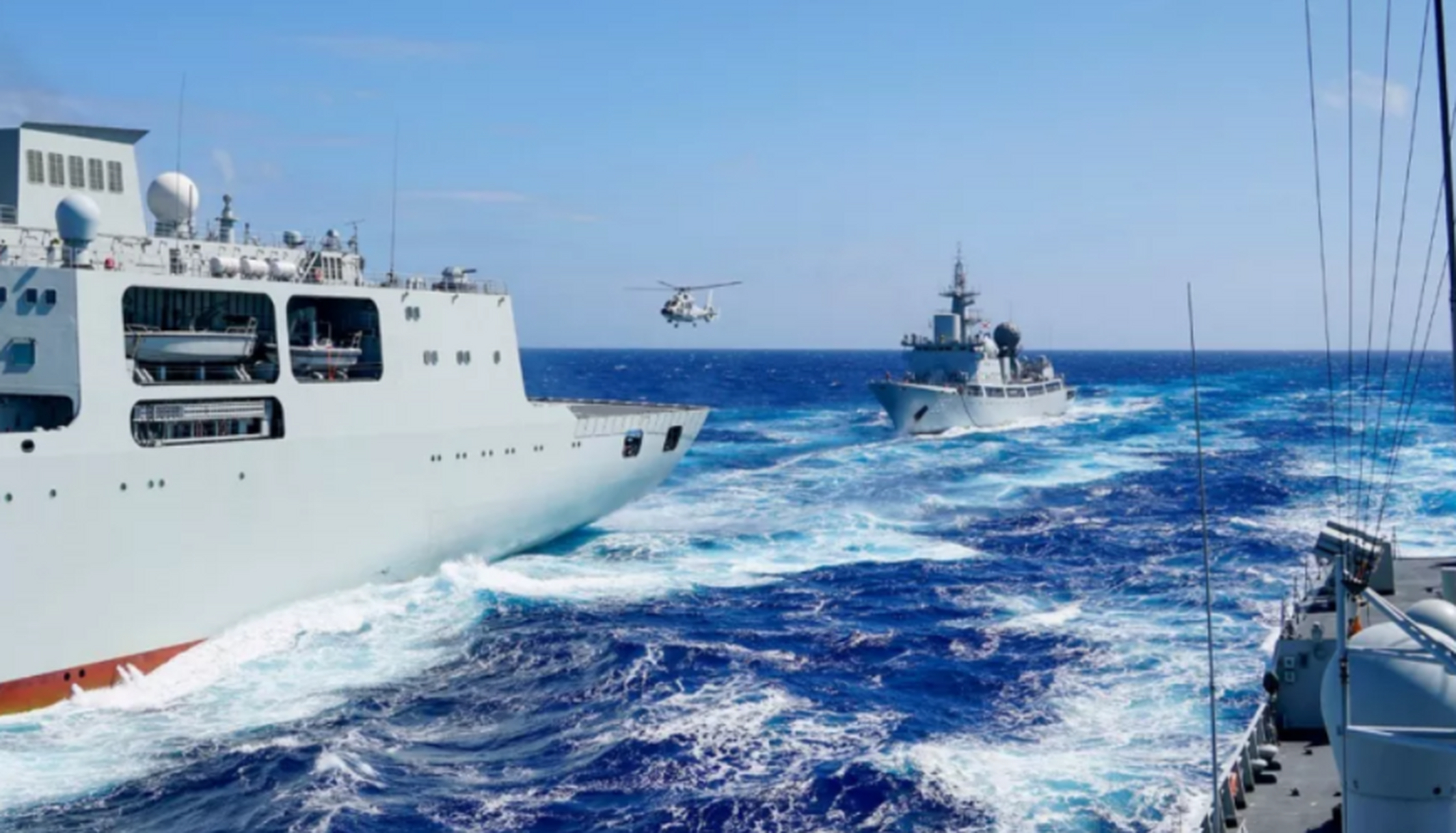 中国舰艇太平洋演练# #海军战时补给演练# 难得一见!