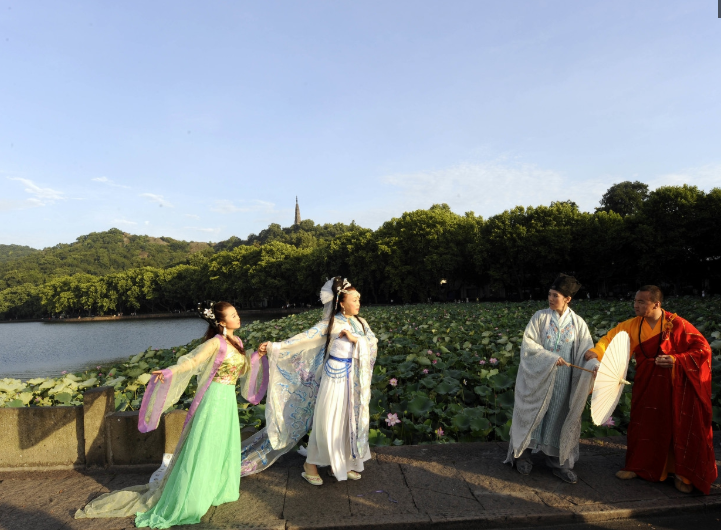 后来,许仙被法海和尚带到金山寺后,白素贞水漫金山,触犯天条(因为水漫