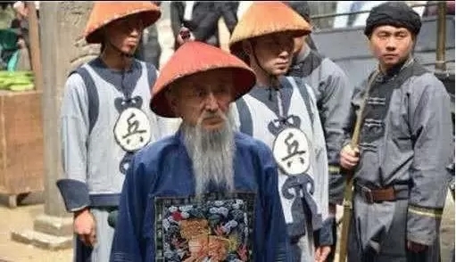 清朝士兵衣服上的"兵"和"勇"字,一字之差,待遇完全不同