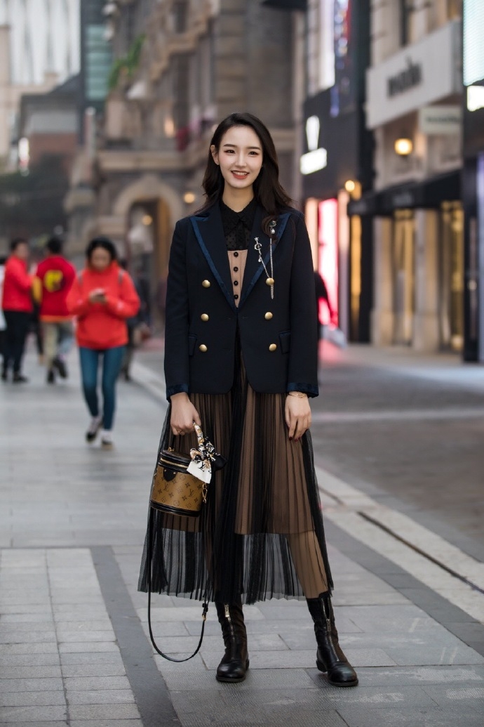 街拍冬日街头的美女,优雅可人的穿搭亮眼十足,值得你