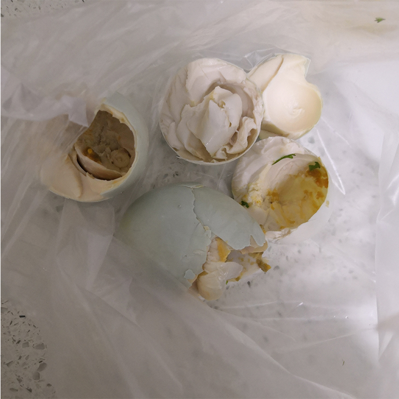 接下来就是咸鸭蛋,我们只要其蛋黄,不要其蛋白,依旧是搅碎,加胡椒粉