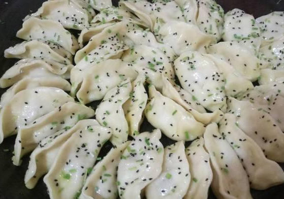 罗圈饼:罗圈烧饼是河北沧州地区的传统风味小吃,主要在河间市,任丘市