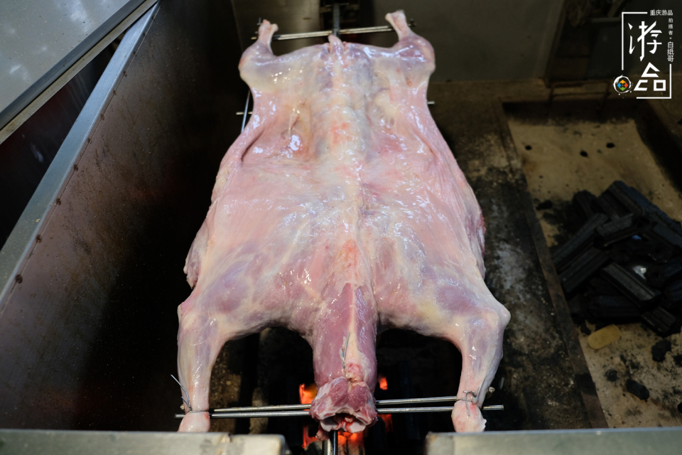 重庆烤全羊实测:活羊现杀现烤,和北方截然不同,独特的山城风味