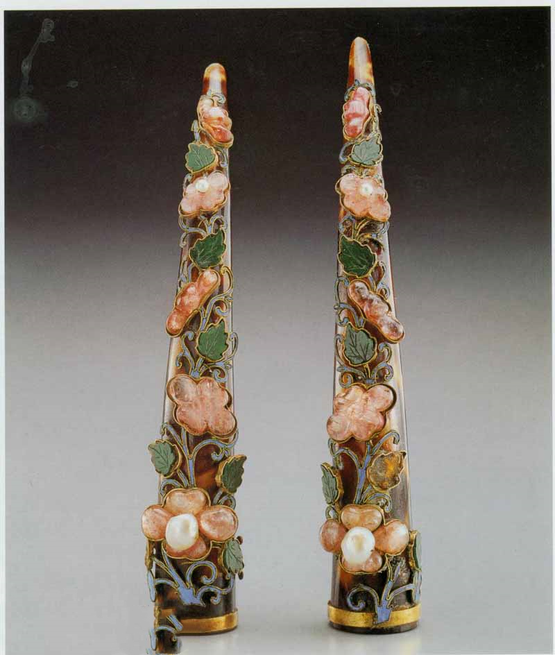 清朝嫔妃们带的指甲套,不仅可以保护指甲,还有一个隐秘的作用!