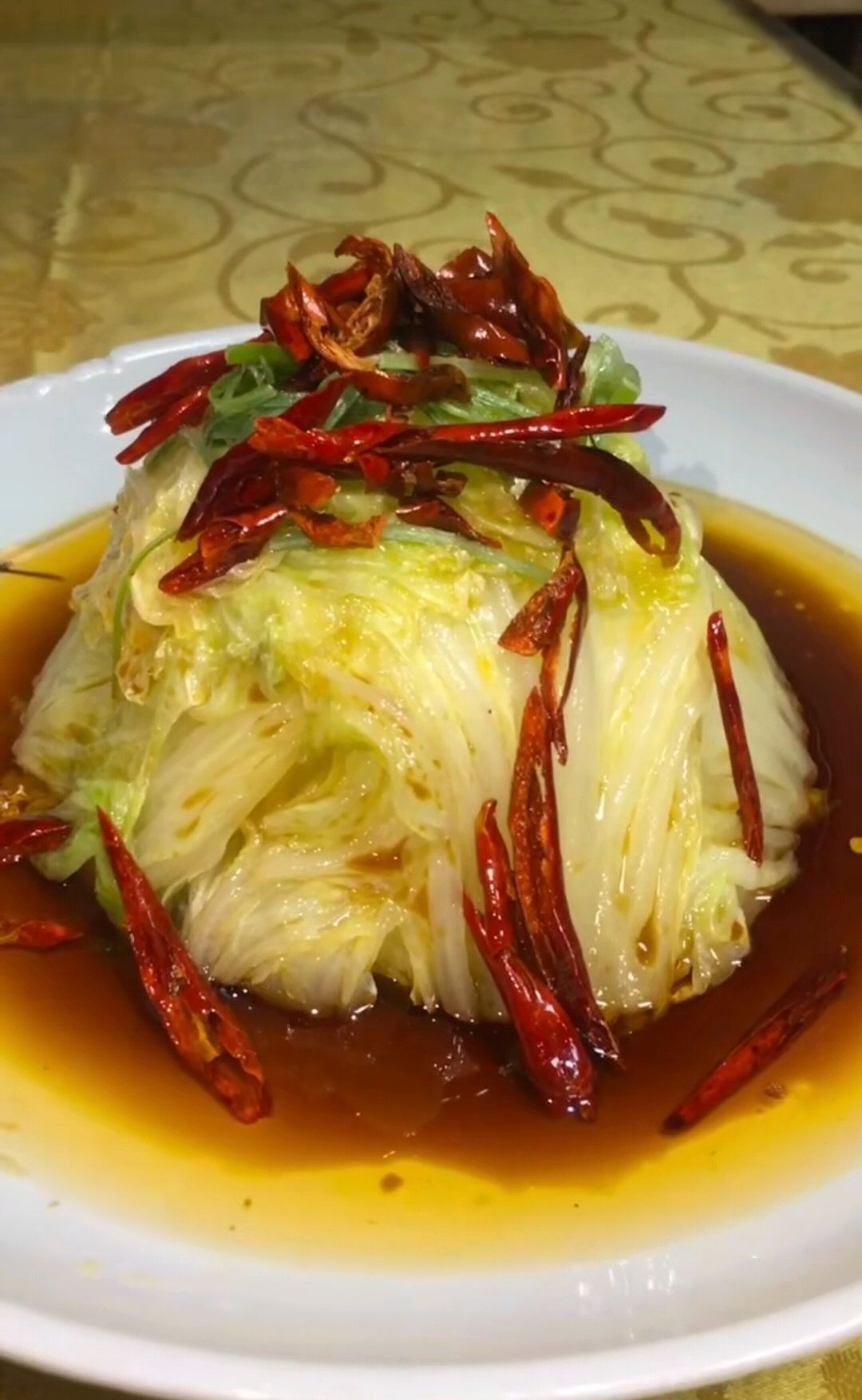 白菜顶部放上葱丝和干辣椒丝