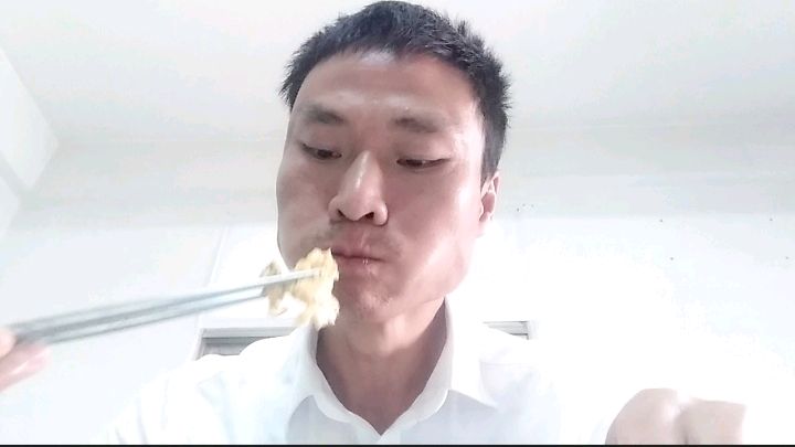 哎,过年大鱼大肉太油腻,韩华就想简单点,番茄炒饭吃着香