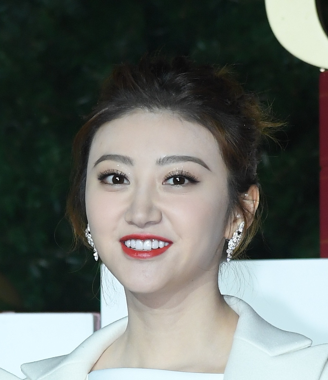 说实话景甜真的好美,阳光爱笑,除了演技暂时稍逊几乎没有缺点