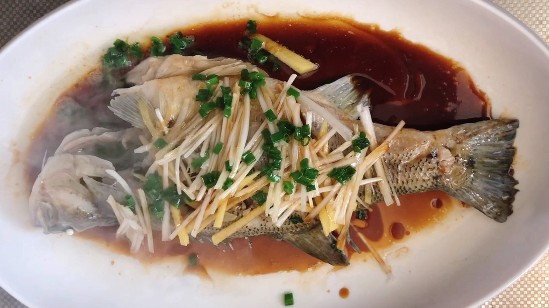 花30元买条鲈鱼,葱油鲈鱼的家常做法,料汁这么调才好吃!