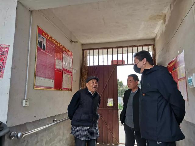 卧龙区潦河镇:区移民局到姚营村开展帮扶活动