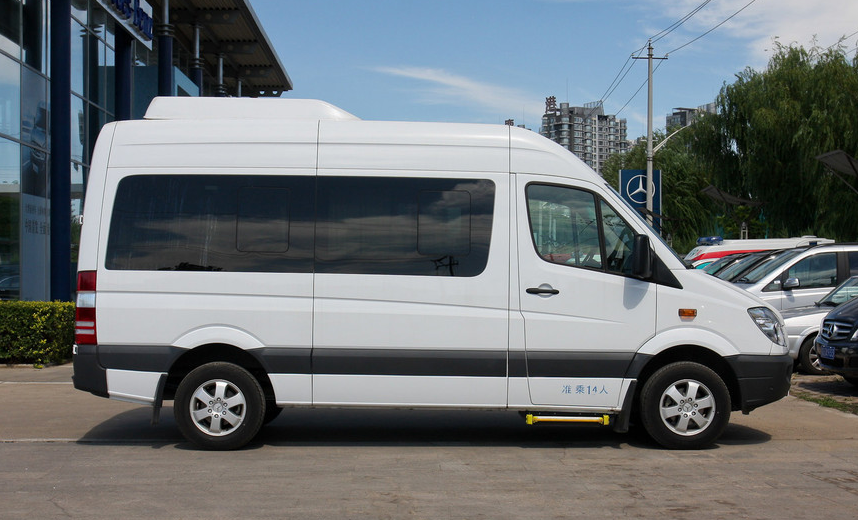 凌特外观比较潮流,高端的内饰,这辆开出去很有面子