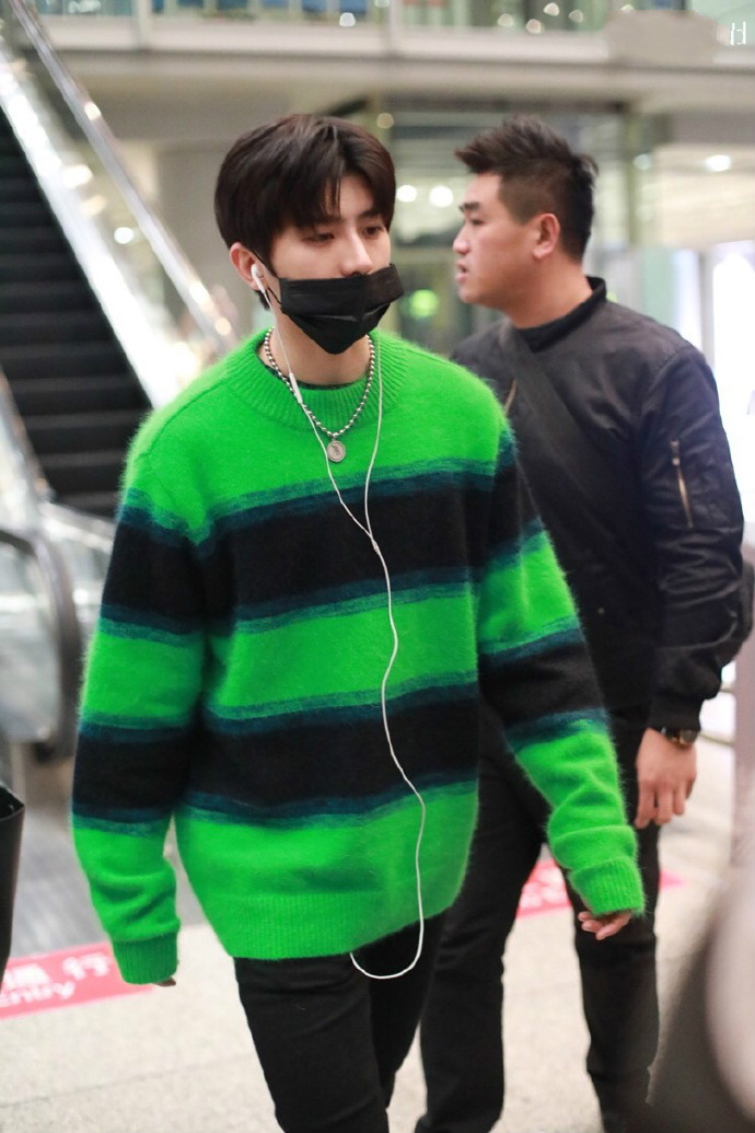 蔡徐坤穿绿色毛衣搭配黑色裤子现身机场,戴黑色口罩遮面挡不住帅气