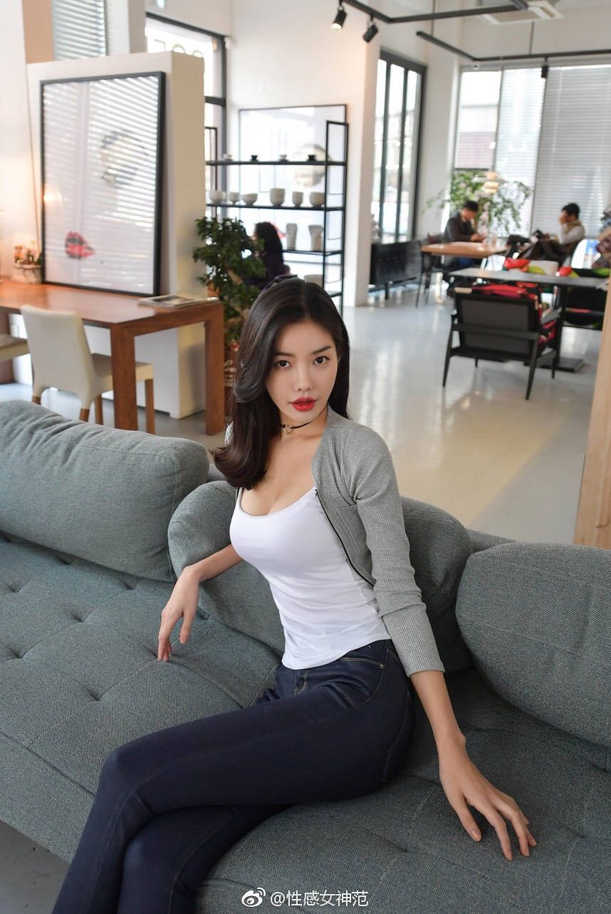 性感美女身穿紧身装,暴露女人前凸后翘的身材,让人看了回头又看 转载