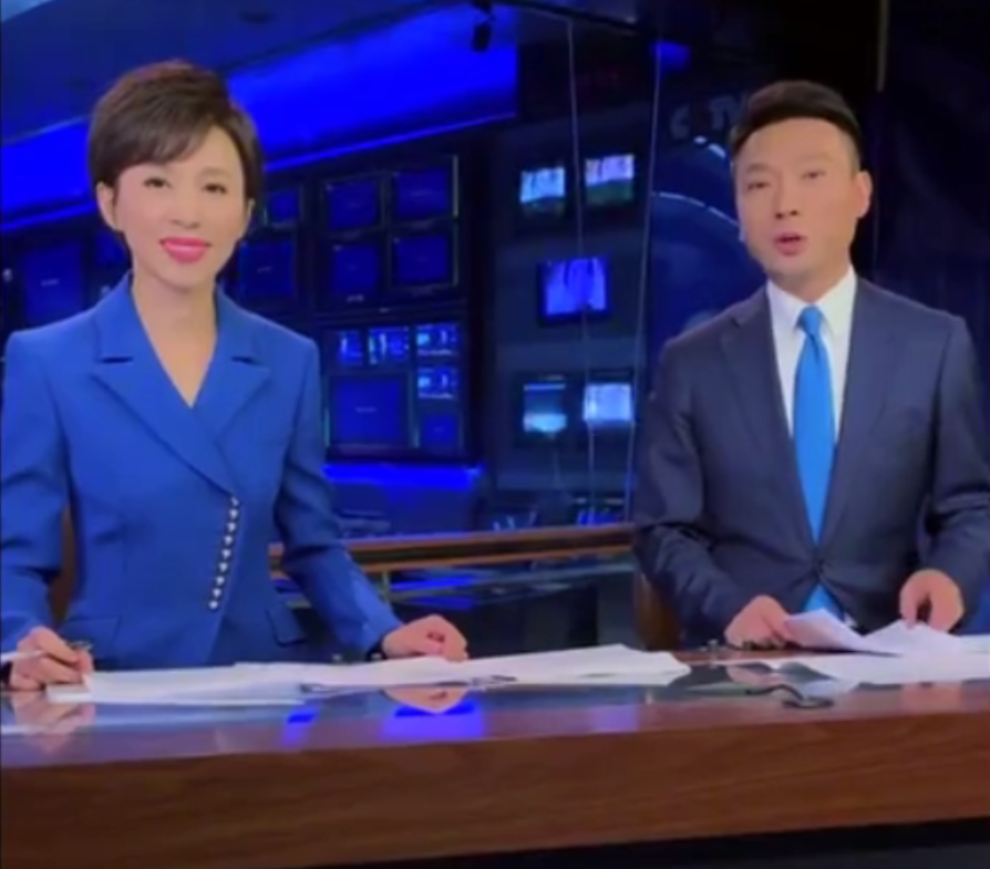 新闻联播主持人手中的稿子长啥样?康辉现场展示稿子内容 新闻联播主持人手中的稿子长啥样?康辉现场展示稿子内容