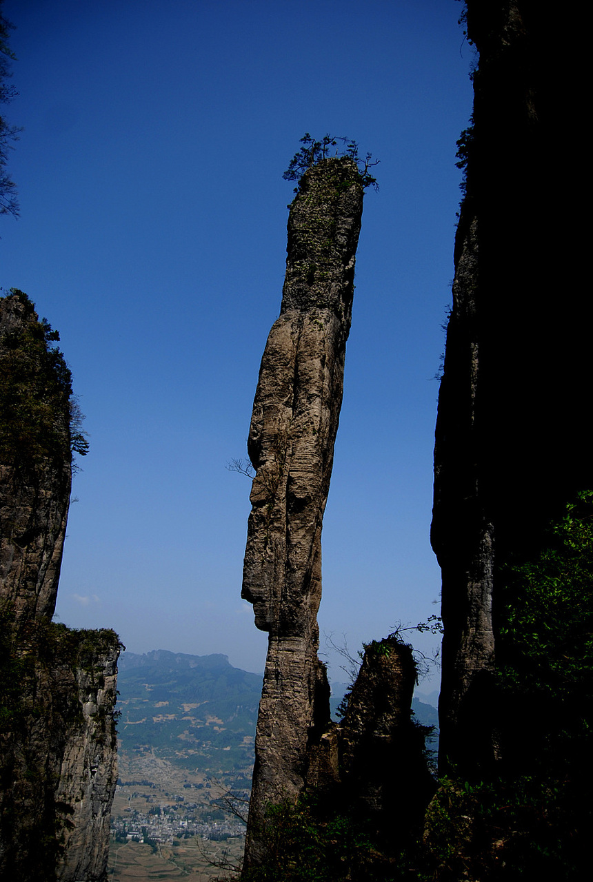 张家界的"定海神针"是指袁家界景区内的一根高达 100 米的石柱,它被称