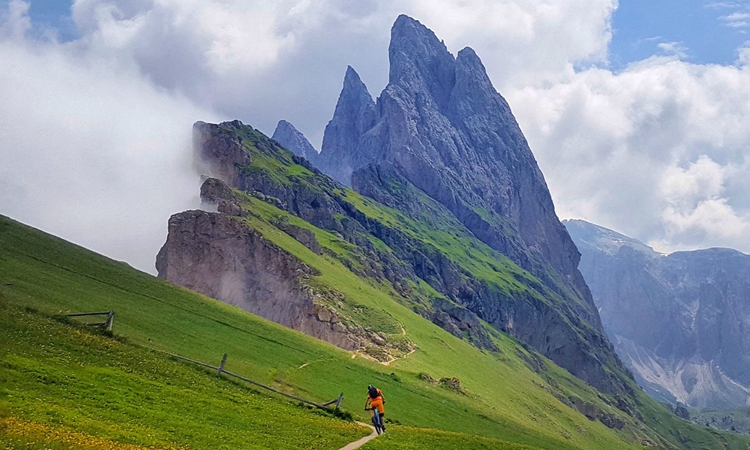 这种山色山体挺拔,风景非常独特,不知道你有没有去过这个地方.