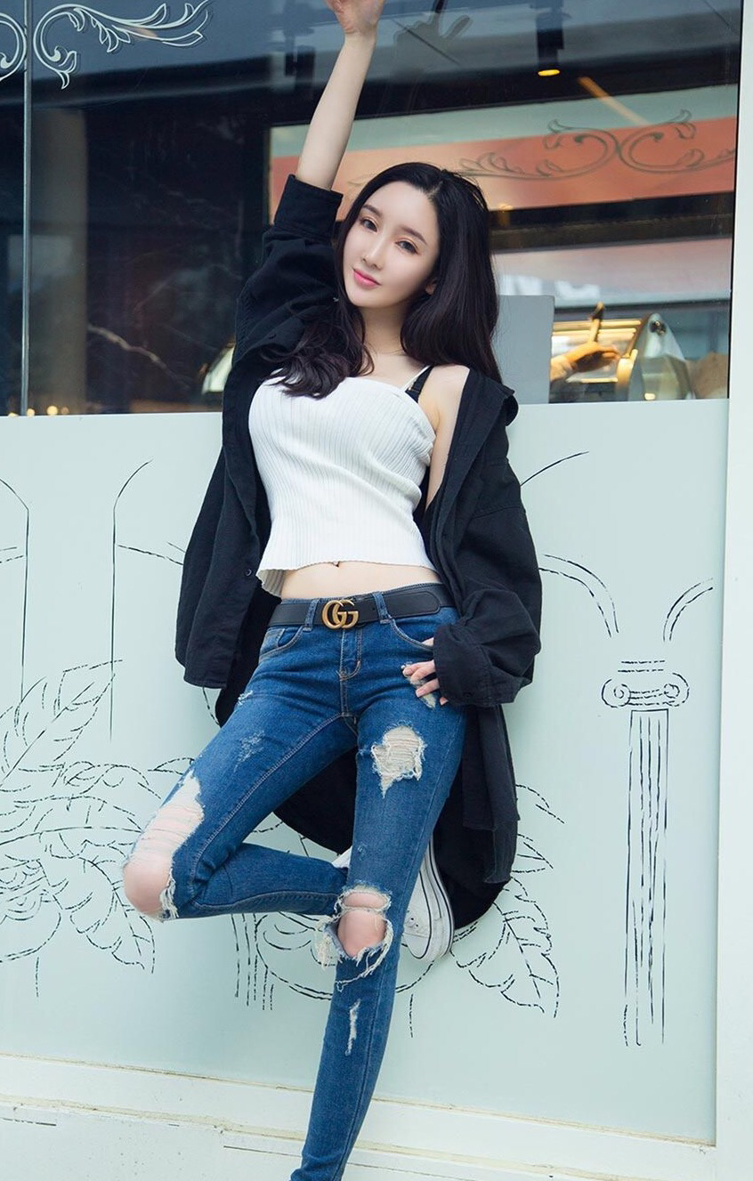 夏美不但有着好身材,也有着精致五官,白色毛线上衣显得活力十足.