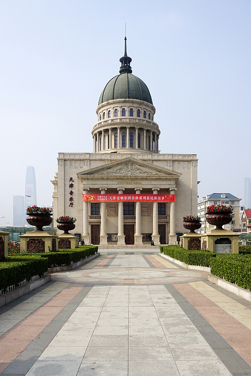 天津音乐厅位于和平区建设路88号小白楼朗香街.