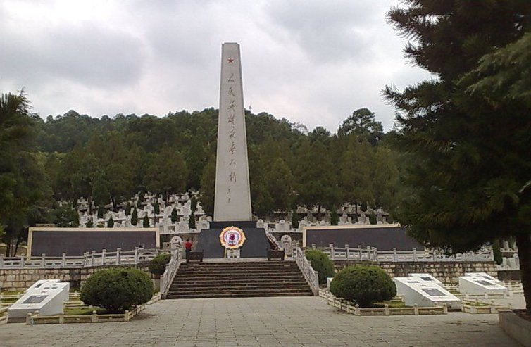 麻栗坡长眠着李海欣等近千名烈士,最小的16岁,墓碑上镌刻和平鸽