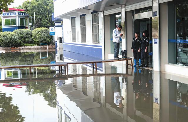 昆明惊现"水上派出所" 市民跨"海"办证