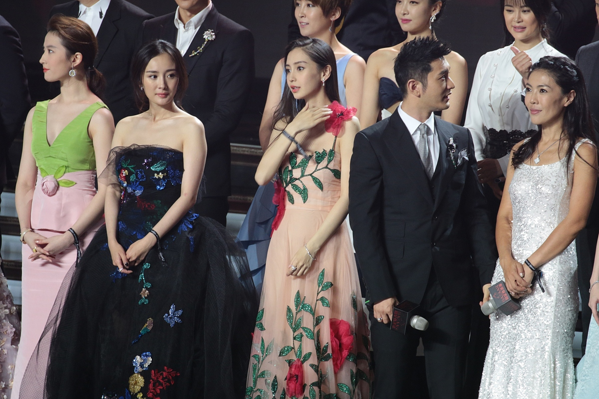 刘亦菲,杨幂,杨颖同框,杨幂输在了气质[左捂脸]!