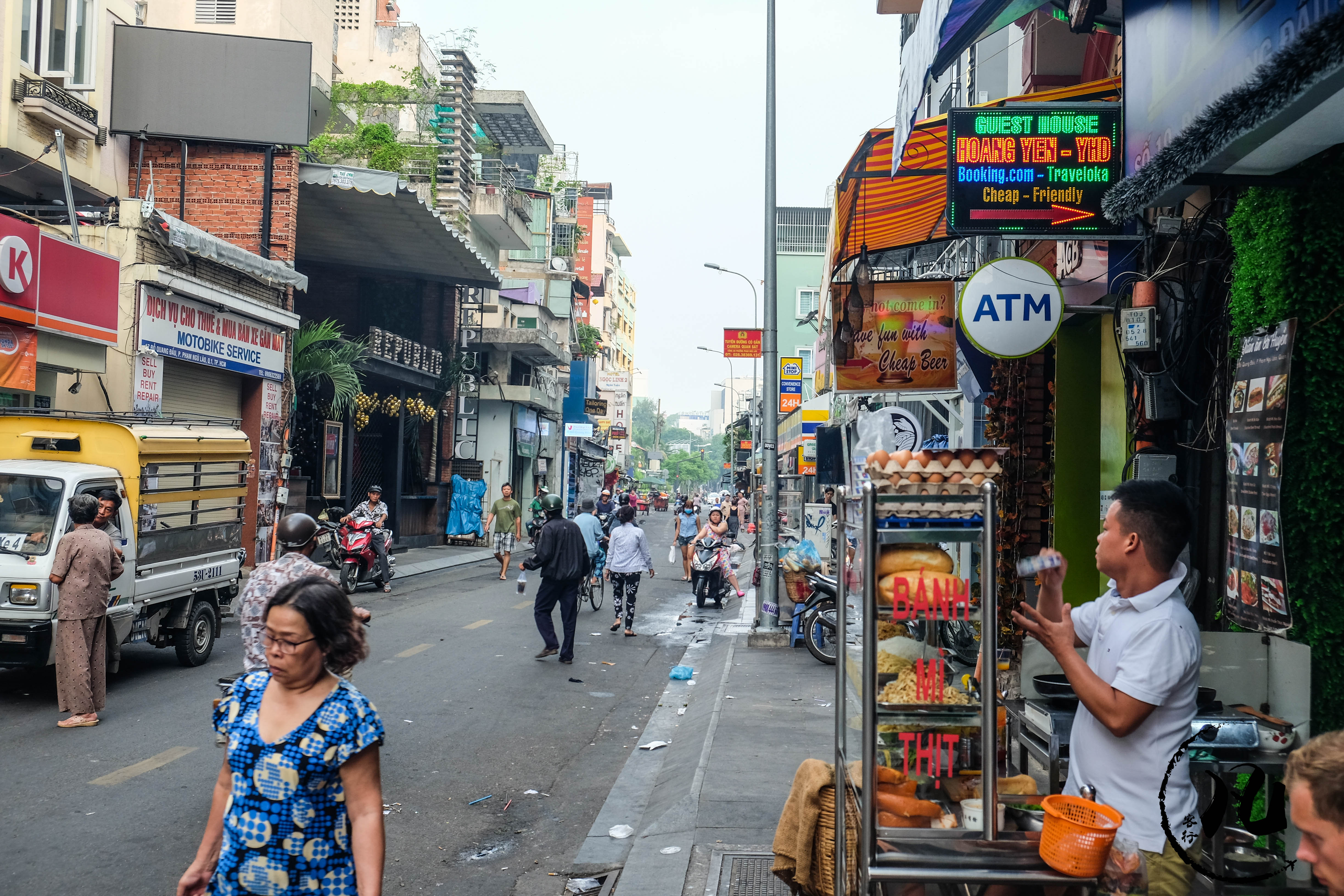 白天的范五老街,完全感受不到夜间的繁华,宁静而平和